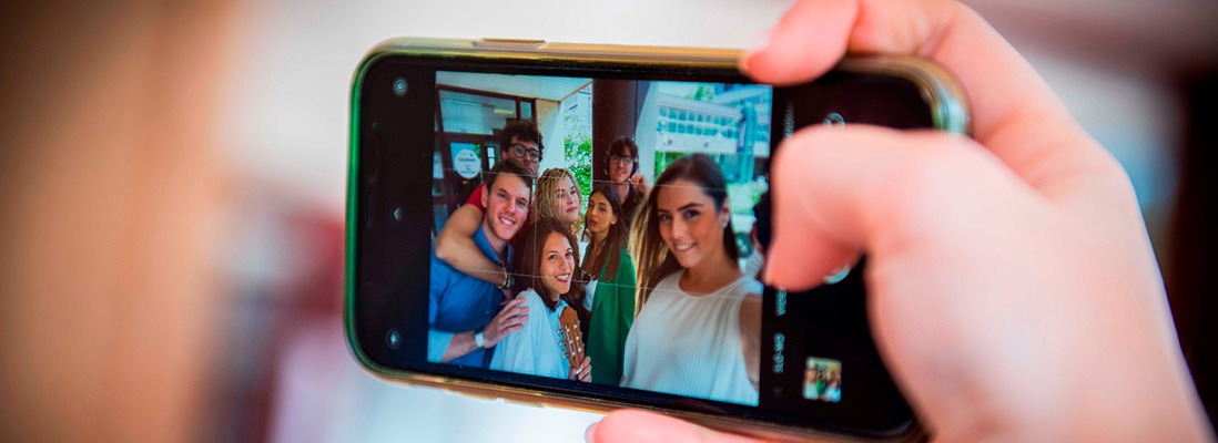 Immagine di ragazzi che si scattano un selfie
